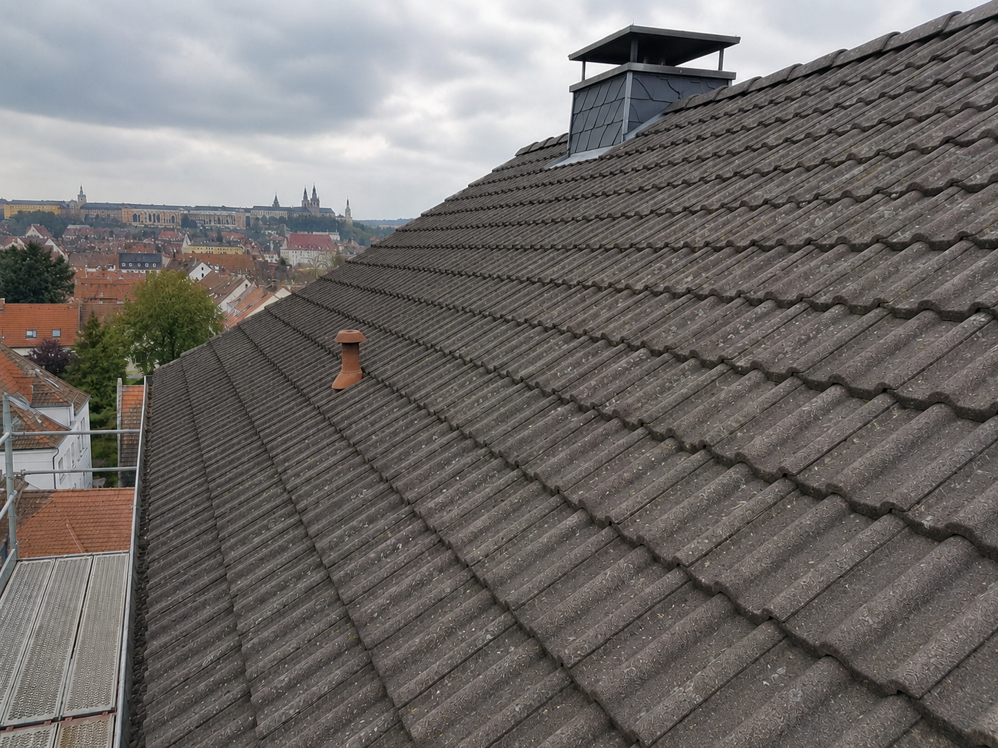 Leichter Algenbelag auf Dachziegeln – Stufe 1 Dachreinigung Würzburg